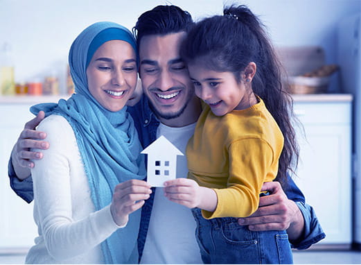 عائلة تقرر بين شراء منزل أو استئجاره في الإمارات، بفضل التمويل العقاري الإسلامي من بنك أبوظبي الأول.