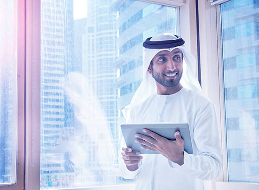 رجل أعمال في الإمارات العربية المتحدة، إحدى أفضل الوجهات لرواد الأعمال، بفضل التمويل العقاري الإسلامي من بنك أبوظبي الأول.