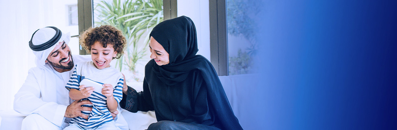 عائلة تستمتع بمنزل أحلامها في الإمارات بمساعدة التمويل العقاري الإسلامي من بنك أبوظبي الأول الإسلامي.