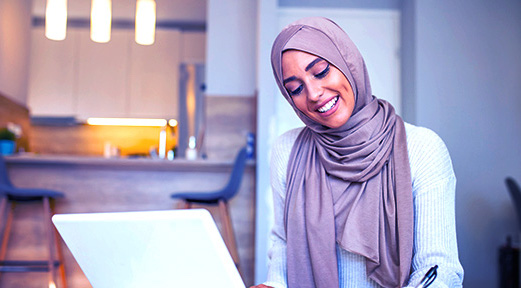 مواطنة تقدم طلباً عبر بنك أبوظبي الأول الإسلامي لشراء عقار لأول مرة في الإمارات.