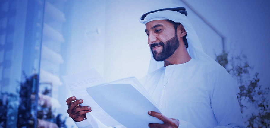 رجل يقوم بمراجعة طلب التمويل الشخصي الإسلامي من بنك أبوظبي الأول الإسلامي 