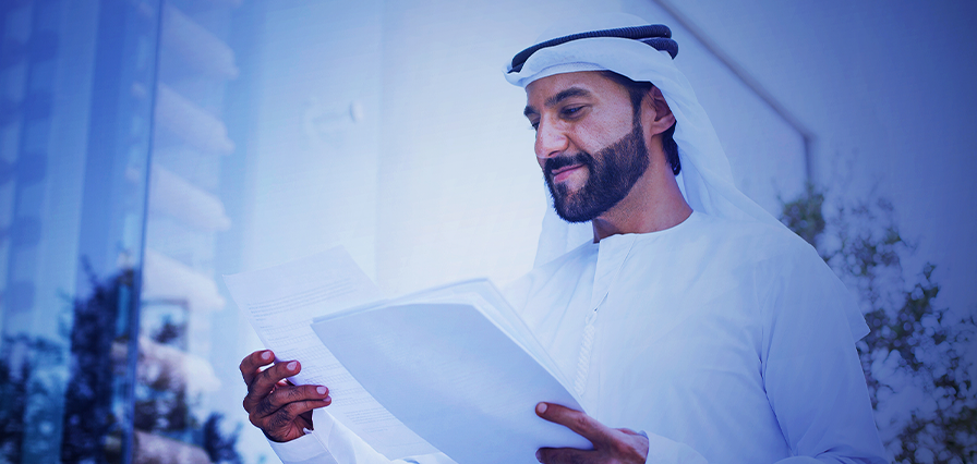 رجل يقوم بمراجعة طلب التمويل الشخصي الإسلامي من بنك أبوظبي الأول الإسلامي