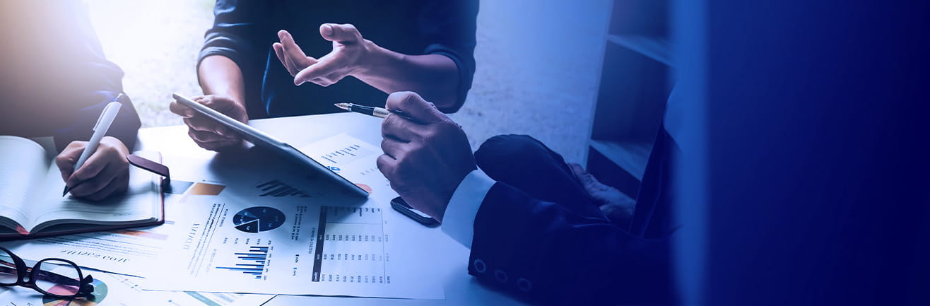 عميل يناقش أفضل حلول التمويل من أبوظبي الأول الإسلامي