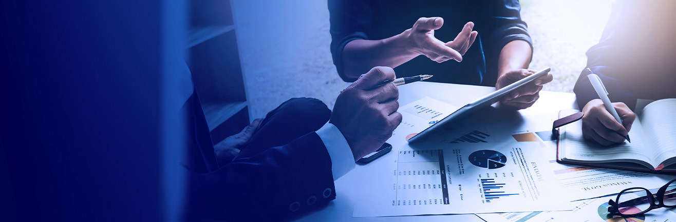 Client discussing the best FAB Islamic Finance Solutions