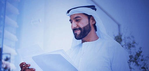 رجل يراجع طلب التمويل الشخصي من مصرف أبوظبي الأول الإسلامي