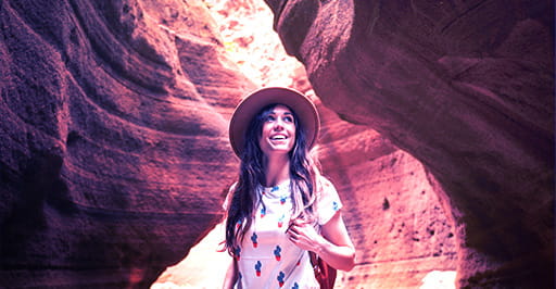 امرأة تكتشف مغامرات جديدة مع القرض الشخصي من بنك أبوظبي الأول