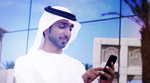 مواطن إماراتي يتقدم بطلب للحصول على قرض الإسكان الوطني من بنك أبوظبي الأول.