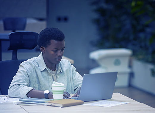 رجل أعمال مع لاب توب، يعرض الإمارات العربية المتحدة كأفضل وجهة عالمية لرواد الأعمال.